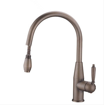 Fini laiton antique Pull Out Un trou une poignée robinet de cuisine AQ9406